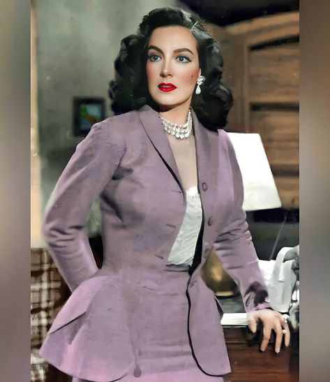 Maria Felix Outfits, Mexican Glamour, Old Hollywood Aesthetic, Hollywood Aesthetic, Mexican Fashion, Medium Short Hair, Sleeves Ideas, Hair Color And Cut, Business Attire