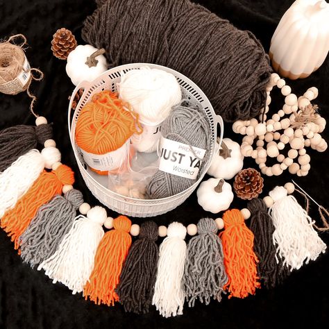 Fall Yarn Tassel Garland, How To Make Yarn Garland, Diy Fall Tassel Garland, Halloween Yarn Garland Diy, Diy Fall Decor With Yarn, Fall Crafts Garland, Fun Fall Diy Crafts, Kids Fall Decor Ideas Diy, Diy Halloween Yarn Crafts