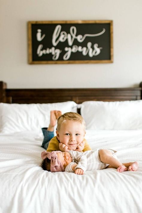 Family Of 4 Newborn Photos, Family Of 4 Photo Ideas With Newborn, Lifestyle Session Newborn, Lifestyle Newborn Sibling, Home Family Newborn Pictures, Home Newborn Photography Siblings, Home Lifestyle Newborn Photography, Family Of 4 In Home Session, Family Pictures In Bed