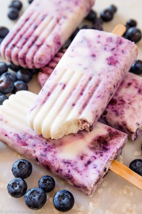 These super simple, protein-packed 3 ingredient blueberry yogurt swirl popsicles hit the spot when the weather heats up! Recipe on sallysbakingaddiction.com Blueberry Yogurt Popsicles, Healthy Summer Snacks, Ice Pop Recipes, Blueberry Yogurt, Yogurt Pops, Yogurt Popsicles, Fruit Pops, Sally's Baking, Homemade Popsicles