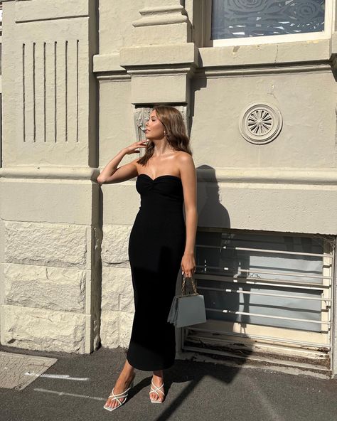 girl wearing black midi dress she has green strapping heels on and a matching shoulder bag Long Tube Dress, Split Sweater, Vacation Dresses Beach, Long Dresses Elegant, Split Long Dress, Dress Stores Online, Maxi Robes, Strapless Maxi, Bodycon Dress Parties