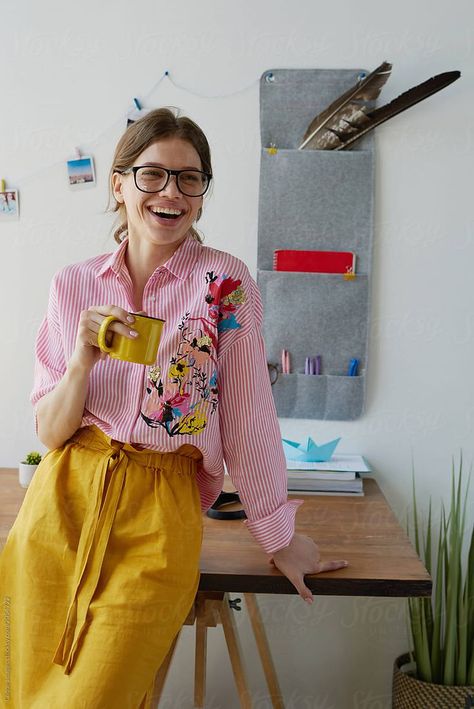 Casual Business Portrait Woman, Casual Office Photoshoot, Business Portraits Woman Creative, Business Creative Outfits, Natural Creative Style Outfit, Creative Casual Outfits, Funky Headshots, Creative Business Portrait, Creative Office Outfit