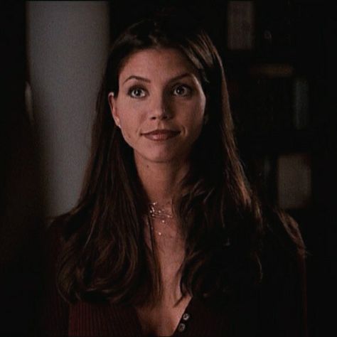 Cordelia Chase Outfits Angel, Charisma Carpenter 90s, Cordelia Chase Hair, Cordelia Chase Angel, Cordelia Chase Aesthetic, Cortez Aesthetic, Cordelia Chase, Charisma Carpenter, Fictional Women