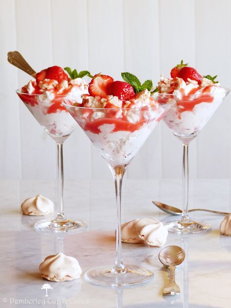 Eton mess in Martini glasses Simple Desserts, Table Presentation, Meringue Desserts, Xmas Desserts, Parfait Desserts, British Desserts, Wedding Signature Drinks, Elegant Food, Eton Mess