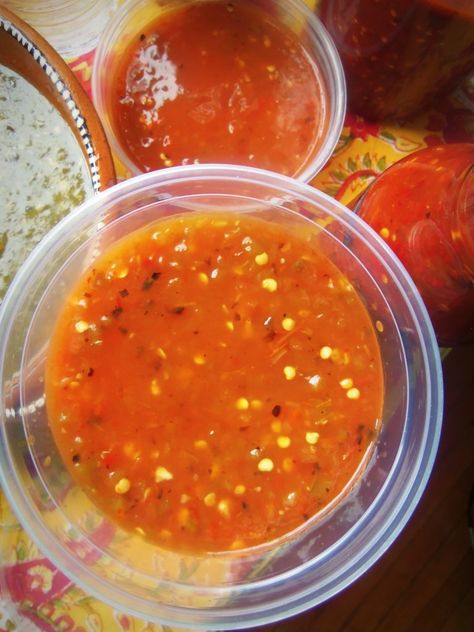 Charred Tomato Jalapeno Hot Sauce/Chile Sauce Mexican Condiments, Mexican Hot Sauce Recipe, Serrano Hot Sauce, Mexican Hot Sauce, Mexican Sauces, Vegetarian Chile, Mexican Salsa Recipes, Mexican Sauce, Habanero Hot Sauce