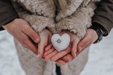 30+ Ideas for Winter Engagement Photos | How They Asked Anniversary Photo Shoot Winter, Proposal Ideas Winter, Snowy Engagement Photos, Winter Engagement Photos Outfits, Snow Engagement Photos, Snow Engagement, Winter Engagement Pictures, Engagement Announcement Photos, Winter Couple