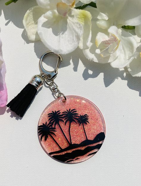 Acrylic Resin Keychain Ideas, Uv Resin Acrylic Keychain Diy, Epoxy Key Chains, Acrylic Keychain Painting, Cricut Round Keychain Ideas, Resin Acrylic Keychain, Round Resin Keychain Ideas, Keychain Acrylic Design, Acrylic Rounds Ideas