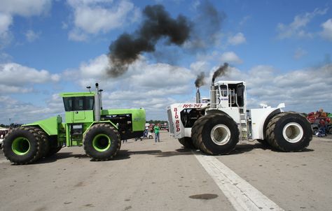 Horse Power: 525 hp Steiger Tiger IV vs. 1,100 hp Big Bud 16V-747 Old John Deere Tractors, Truck And Tractor Pull, New Holland Agriculture, Allis Chalmers Tractors, Tractor Photos, Tractor Pictures, Big Tractors, Case Tractors, Farmall Tractors