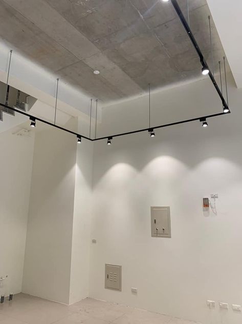 Exposed Ceiling Lighting Ideas, Hanging Track Light, Shop Ceiling Design, Minimal Industrial Interior, Open Ceiling Design, Hanging Spotlight, Lighting Design Kitchen, Industrial Style Ceiling, Industrial Studio