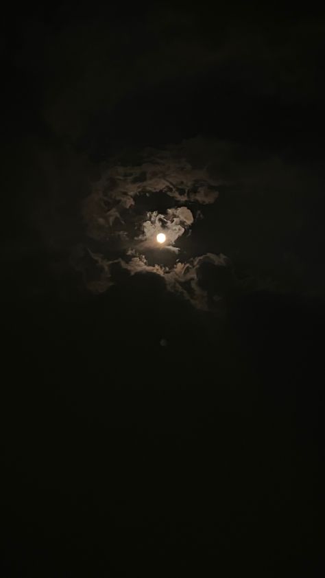 Moon Realistic Photo, Snap Steaks, Production Ideas, Beautiful Moon Pictures, Decent Wallpapers, Gym Wallpaper, Cloudy Nights, Pig Wallpaper, Content Production