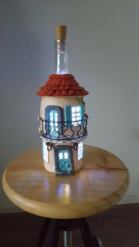 Bottle House, Fairy House Diy, Glass Bottle Diy, Diy Glass Bottle Crafts, Wine Glass Art, Wine Bottle Art, Glass Bottles Art, Wine Bottle Diy Crafts, Tanah Liat