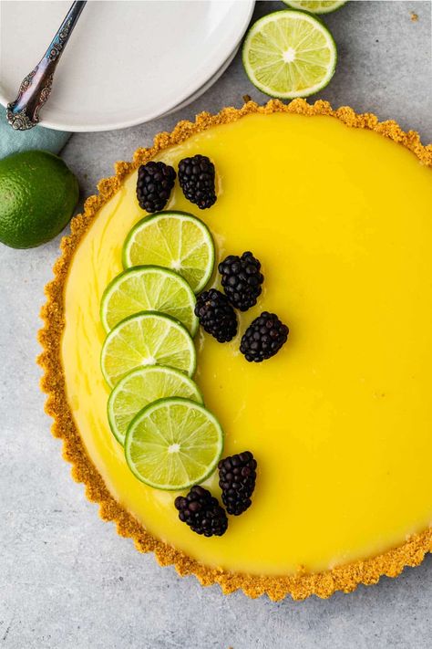 Easy Fresh Strawberry Pie, Lime Dessert Recipes, Key Lime Tarts, Blackberry Sauce, Lime Curd, Kek Lapis, Lime Tart, Fresh Strawberry Pie, Pie Bites