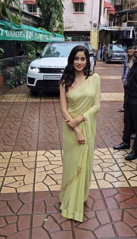 Thread Work Saree, Jhanvi Kapoor, Saree Bollywood, Simple Saree Designs, Indian Saree Blouse, Simple Sarees, Yellow Saree, Wedding Saree Indian, Indian Outfit