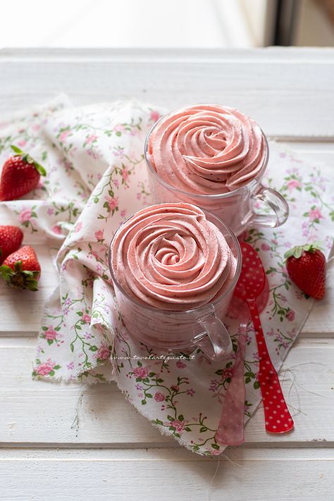 Mousse di fragole: la Ricetta veloce e deliziosa in 7 minuti! Mousse Dolce, Ganache Frosting, Strawberry Recipes, Vegan Recipes Healthy, Flan, Sans Gluten, Custard, Sweet Recipes, Strawberries