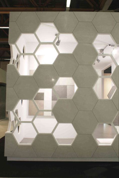 Apavisa - hexagon Hexagon Window, Retail Wall Displays, Tray Ceiling Ideas, Hexagon Tray, Hexagon Display, Honeycomb Wall, Showroom Interior Design, Modern Office Design, Ceiling Ideas