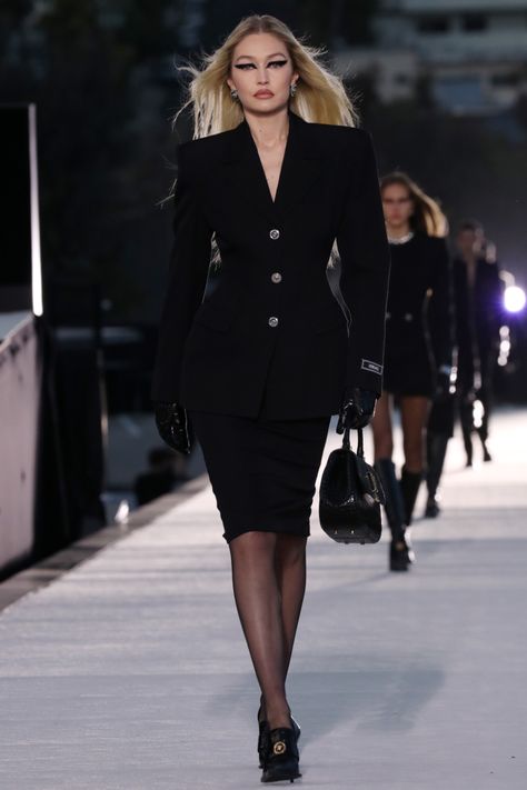 Versace Outfit Women, Gigi Hadid Runway, Stylish Business Outfits, Fashion Dream Job, Gigi Hadid Outfits, 90s Runway Fashion, Runway Fashion Couture, Modesty Fashion, Woman Suit Fashion