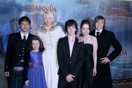 The 2005 World Premiere of The Lion, the Witch and the Wardrobe in London. Jadis The White Witch, Narnia Costumes, Chronicles Of Narnia Books, Narnia Quotes, Narnia Cast, Wardrobe Images, Narnia Movies, Lion Witch Wardrobe, Peter Pevensie