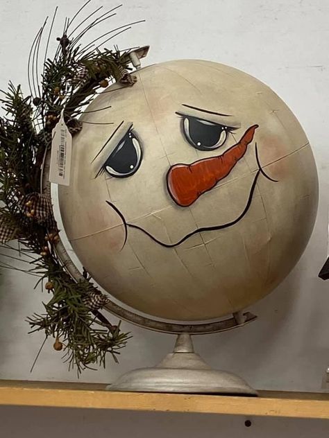 Snowman Globe, Vintage Globe Decor, Painted Globe Diy, Glass Globes Crafts, Painted Globe, Globe Crafts, Christmas Crafts Diy Projects, Christmas Globes, Primitive Christmas Decorating