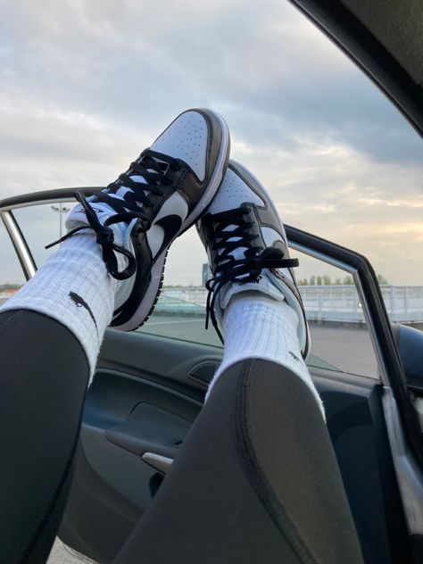 Dunks With Long Socks, Slouch Socks Outfit Baddie, Long Nike Socks Outfit, Outfits With Nike Socks, Slouch Socks Outfit, Outfits With Socks, Nike Socks Outfit, High Top Nikes, Socks Over Leggings