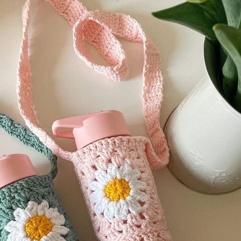 yarnunderr op February 16, 2023: "So obsessed with these water bottle holders🙌🏼💦" Crochet Water Bottle Holder, Tote Crochet, Amazing Crochet, Mode Crochet, Easy Crochet Projects, Crochet Work, Crochet Business, Crochet Daisy, Beginner Crochet