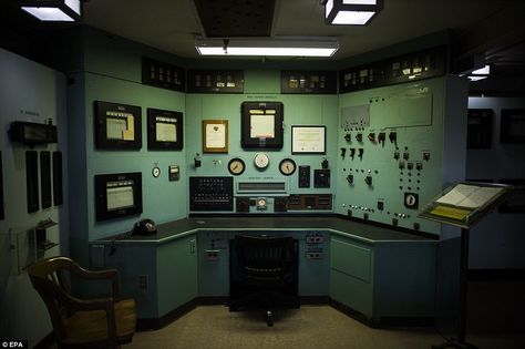 Monitoring Room, Oak Ridge Tennessee, Spaceship Interior, Control Room, Nuclear Reactor, Manhattan Project, Control Panels, Shipping Container Homes, Futurism