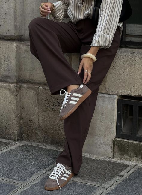 Brown Adidas Spezial Outfit, Adidas Sneakers Outfit Women, Minimal Edgy Style, Adidas Sneakers Outfit, Winter Goals, Adidas Brown, Summer Outfits For Work, Fashion Thrift, Sneaker Outfits Women