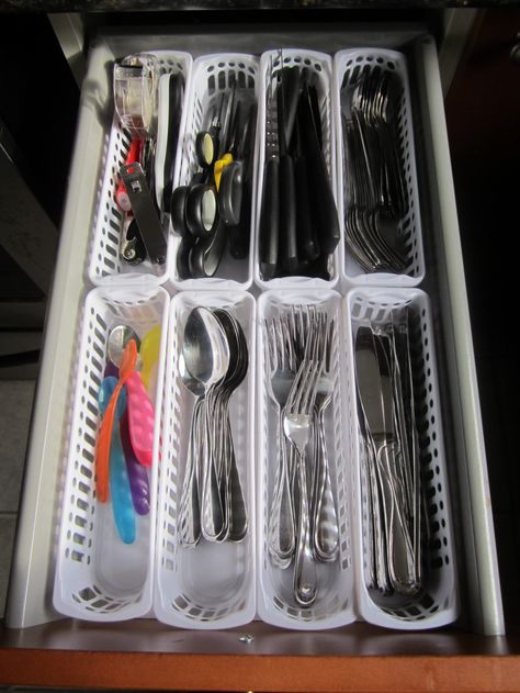 Use small baskets to clean up your cutlery drawer. Trailer Glamping, Cutlery Drawer Organization, Camper Organization Travel Trailers, Diy Organizer, Camper Organization, House Planning, Rv Organization, Camper Storage, Kabinet Dapur