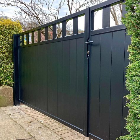 Top 20 Best Driveway Gate Ideas - Improve Outdoors Metal Gate Ideas Driveways, Single Driveway Gate, Alley Driveway Ideas, Privacy Driveway Gate Ideas, Automated Gates Driveways, Fence With Gate For Driveway, Driveway Fence Gate, Electric Gates Entrance, Privacy Gates Driveway Entrance