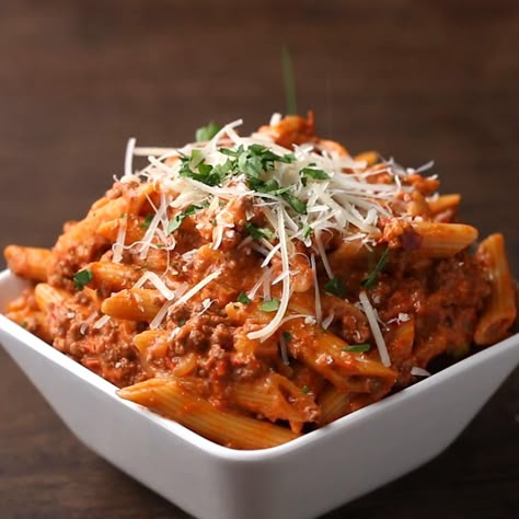 Rotini Pasta Recipes, Ground Beef Pasta Recipes, Penne Alla Vodka, Vodka Pasta, Alla Vodka, Classic Italian Dishes, Vodka Sauce, Italian Dishes, Ground Beef Recipes