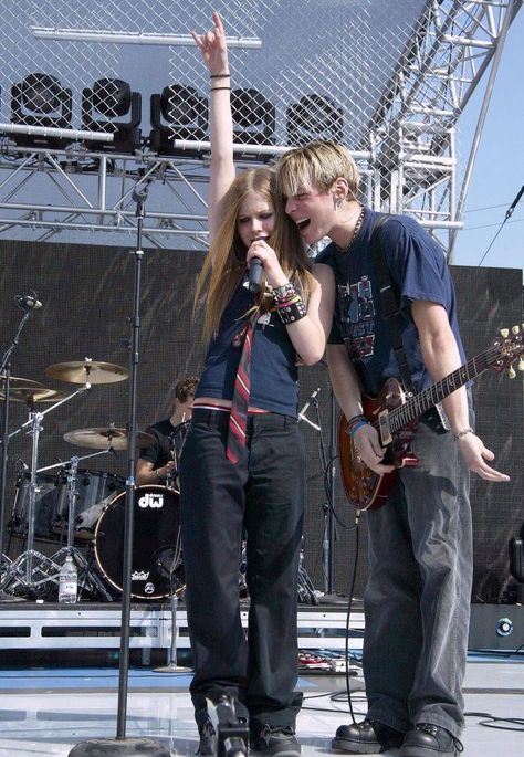 Avril Lavigne And Evan Taubenfeld, 2000 Rock Aesthetic, Avril Lavigne Concert Outfit, 2000s Avril Lavigne, Avril Lavigne Outfits, Avril Lavigne Let Go, Cl Instagram, Avril Lavingne, Avril Lavigne Style