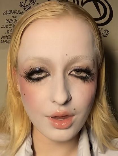 Old Fashion Clown Makeup, Baby Doll Makeup Aesthetic, Garbo Look Makeup, Fair Make Up Ideas, Old Fashioned Clown Makeup, Hooded Eye Halloween Makeup, Goth Cute Makeup, Evilllllyn Makeup, 1920s Downturned Eye Makeup