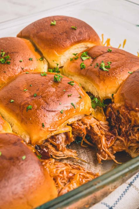 Slow Cooker Bbq Chicken Sliders, Bbq Ranch Chicken Sliders, Easy Baked Sliders, Easy Bbq Chicken Sliders, Pulled Barbecue Chicken Sandwiches, Pulled Chicken Sliders Recipes, Rotisserie Bbq Chicken Sandwiches, Bbq Chicken Sliders Hawaiian Rolls Crockpot, Slider Meal Prep