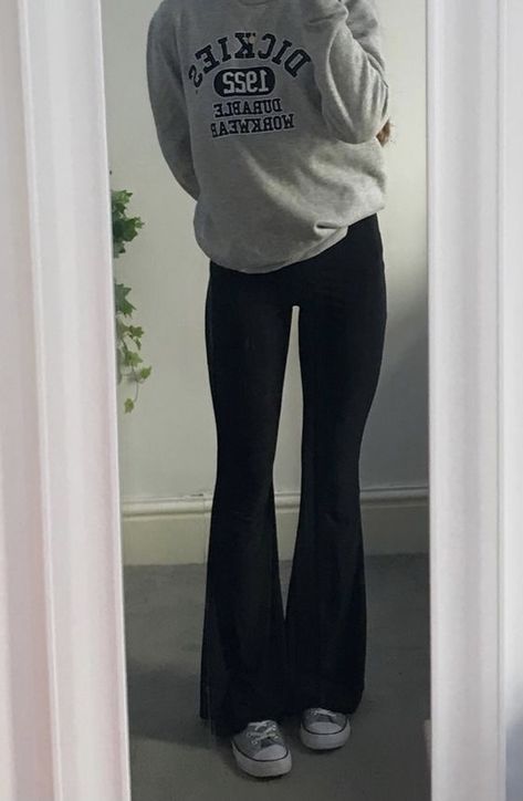 Black Flare Pants Outfit, Flare Leggings Outfit, Black Flare Leggings, Leggings Outfit Ideas, Trendy Outfits Edgy, Outfit Ideas Black, Hogwarts Outfits, Black Flared Leggings, School Outfit Ideas