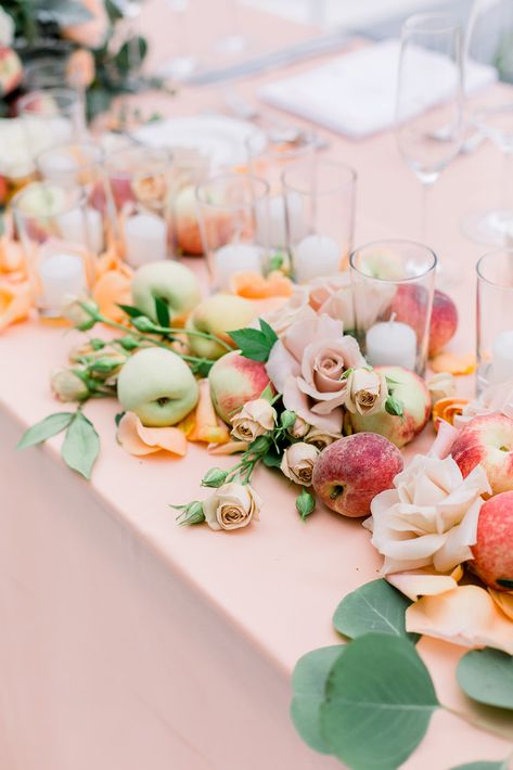 Brunch Wedding Centerpieces, Wedding Centerpieces With Fruit, Peach Table Decor, Unique Reception Table, Peach Tablescape, Fruit Centerpieces Wedding, Peaches Wedding, Peach Wedding Decorations, Peach Wedding Theme