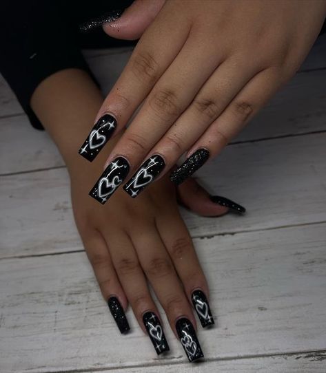 Acrylic Nails Ideas Dark, Short Black Heart Nails, Nails With Love Written On Them, Black Nails Heart, Dark Heart Nails, Black Nails White Heart, Black Nails With Heart Design, Birthday Black Nails, Black Nails With Hearts