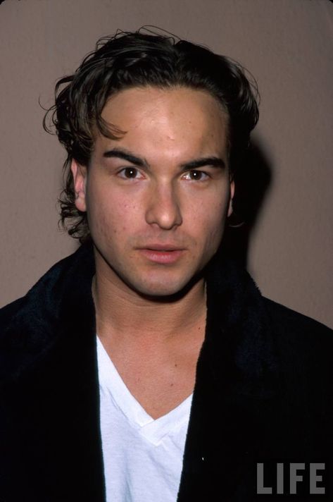 Leonard...  Johnny Galecki ( the big bang theory ) The Big Band Theory, The Bigbang Theory, Johnny Galecki, Michael Ealy, Actors Funny, The Big Bang Theory, Google Lens, Six Feet Under, Famous Faces