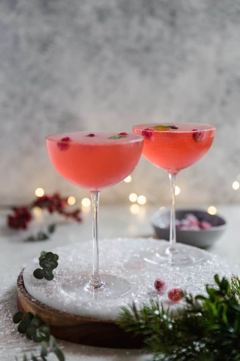 Fun Holiday Cocktails, Christmas Veggie, Cranberry Simple Syrup, Easy Christmas Dinner, Christmas Gin, Candied Cranberries, Christmas Side, Gin Lemon, Holiday Punch