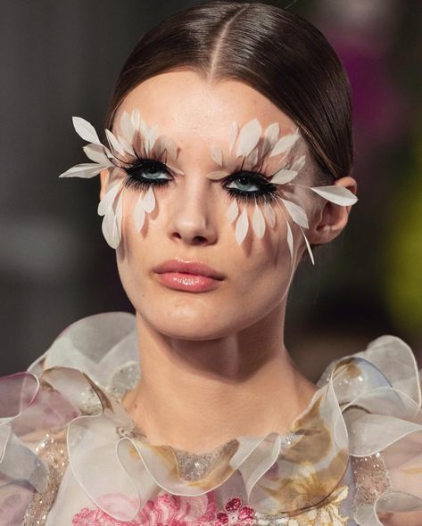 54.7k Likes, 1,007 Comments - The Catwalk Italia - TCI (@thecatwalkitalia) on Instagram: “#Valentino make-up 👍🏼or👎🏼?” Runway Makeup Looks, Makeup Runway, Editorial Make-up, Catwalk Makeup, Fashion Show Makeup, Fantasy Make-up, Show Makeup, Flower Makeup, Make Up Inspiration