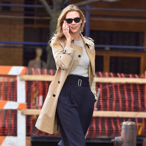 Why Now Is The Best Time To Buy A Burberry Trench Coat Karlie Kloss Street Style, Karlie Kloss Style, Tall Girl Outfits, Burberry Trenchcoat, Tall Girl Fashion, Looks Jeans, Style Casual Chic, Romee Strijd, Burberry Trench