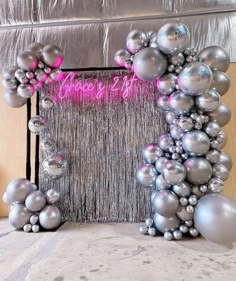 Disco Balloon Backdrop, Silver Backdrop Birthday, Disco Party Balloon Arch, Glitz And Glam Balloon Garland, Silver Sequin Backdrop With Balloons, Winter Party Themes, Disco Party Decorations, Ballon Party, Disco Birthday Party