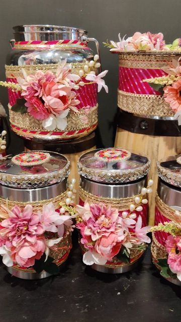 Wedding Trays Decoration, Wedding Trays Decoration Indian Ideas, Wedding Trays Decoration Indian, Wedding Packing Ideas Indian, Engagement Decorations Indian, Indian Wedding Rituals, Hampers Ideas, Wedding Trays, Wedding Packing