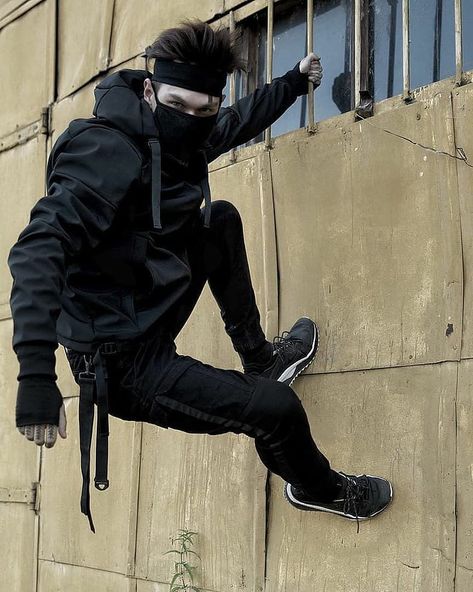 Vigilante Art, Reference Places, Modern Assassin, Black Techwear, Cyberpunk Clothing, Tech Wear Fashion, Japan Streetwear, Techwear Outfits, Male Pose Reference