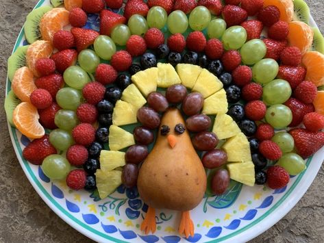 How To Make Tami’s Fruit Turkey Tray! Turkey Fruit Platter, Thanksgiving Veggies, Fruit Turkey, Thanksgiving Fruit, Thanksgiving Vegetables, Thanksgiving Brunch, Thanksgiving Snacks, Thanksgiving Food Sides, Thanksgiving Appetizer Recipes