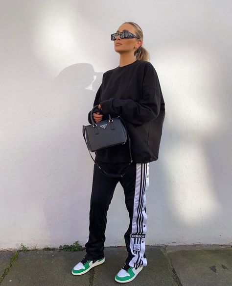 Prada Bag Green, Black Adidas Pants Outfits, Adidas Track Pants Outfit Woman, Adidas Joggers Outfit, Adidas Tracksuit Outfit, Jogger Outfit Casual, Adidas Track Pants Outfit, Black Joggers Outfit, Adidas Pants Outfit