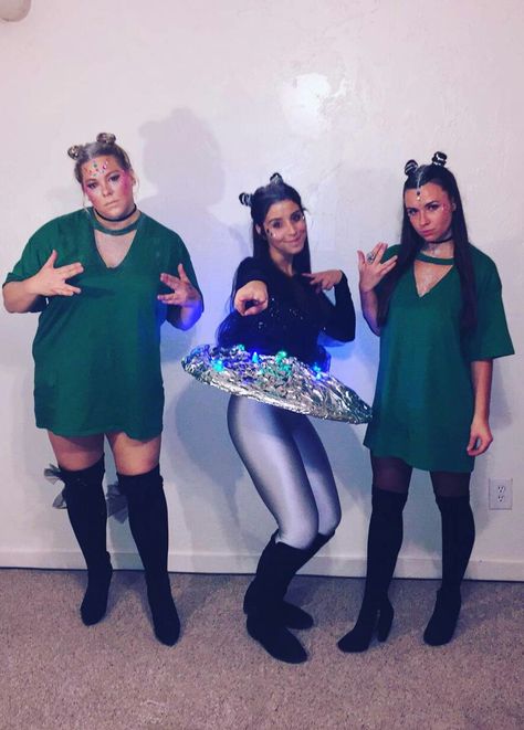 Area 51 Party Outfit, Easy Diy Alien Costume, Ufo Costume Diy, Alien Costume Women Diy, Easy Alien Costume, Diy Alien Costume Women, Green Alien Costume, Alien Costume Ideas, Ufo Costume