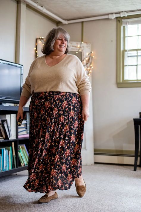 How to Style a Plus Size Pleated Skirt - Fashion Schlub Plus Size Maxi Skirt Outfit For Winter, Pleated Midi Skirt Outfit Winter, Plus Size Skirt Outfits Winter, Plus Size Pleated Skirt Outfits, Plus Size Maxi Skirt Outfit, Plus Size Skirt Outfits, Plus Size Pleated Skirt, Sn Kibbe, Pleated Midi Skirt Outfit