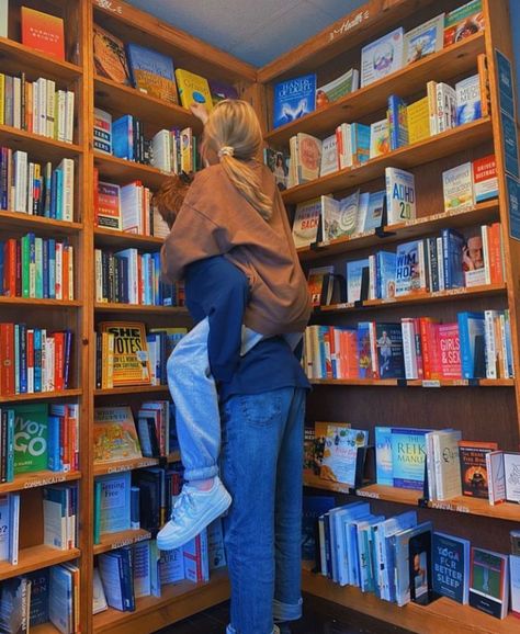 Book Dates Aesthetic, Aesthetic Book Store Pictures, Bookshop Date Aesthetic, Book Store Date Aesthetic, Library Date Aesthetic, Book Store Pictures, Library Kiss, Bookstore Date Aesthetic, Book Date Aesthetic