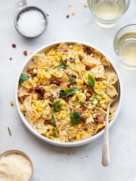 This easy-to-make, kid-friendly summer corn and pancetta pasta recipe is perfect for summer nights when you don't feel much like cooking! #cornpasta #summerpasta #cornandpancettapasta #easysummerdinners Corn And Ricotta Pasta, Summer Corn Pasta Recipes, End Of Summer Food Ideas, Sweet Corn Pasta Recipes, Corn And Bacon Pasta, Bacon Corn Pasta, Corn Recipes Main Dish, Sweet Corn Pasta, Summer Dinners For Kids