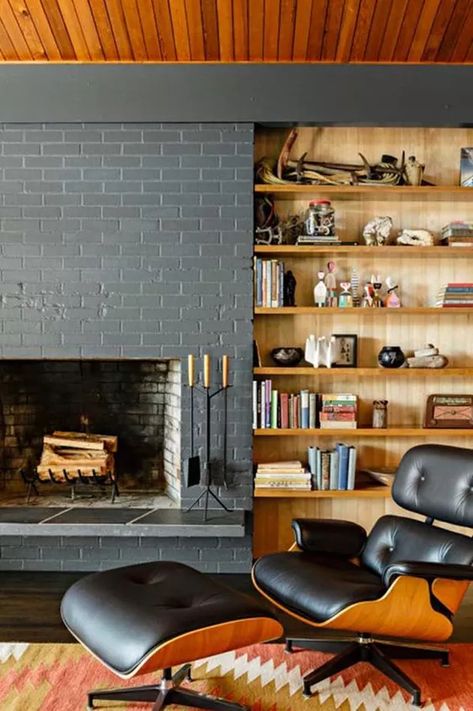 10 Midcentury Fireplaces That Are Heating Things Up | Hunker Midcentury Fireplaces, Midcentury Modern Fireplace, Mid Century Modern Fireplace, Mid Century Fireplace, Modern Apartment Decor, Paint Fireplace, Mid Century Living Room, Mid Century Modern Living, Mid Century Modern Living Room