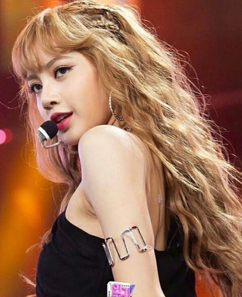 drei 🐥 best of 리사 ♡ on Twitter: "lisa looks even prettier with curly hair omg she's such a goddess seriously 😭… " Lisa Hair, Lisa Bp, Diy Beauty Hacks, Black Pink Kpop, Natural Curls, Blackpink Fashion, Lalisa Manoban, Blackpink Lisa, On Stage